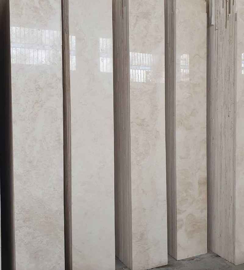 سنگ تراورتن ابرکوه با کیفیت ممتاز و رنگ‌بندی طبیعی